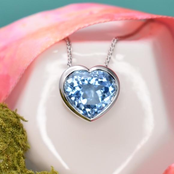 The heart of the ocean aquamarine pendant.